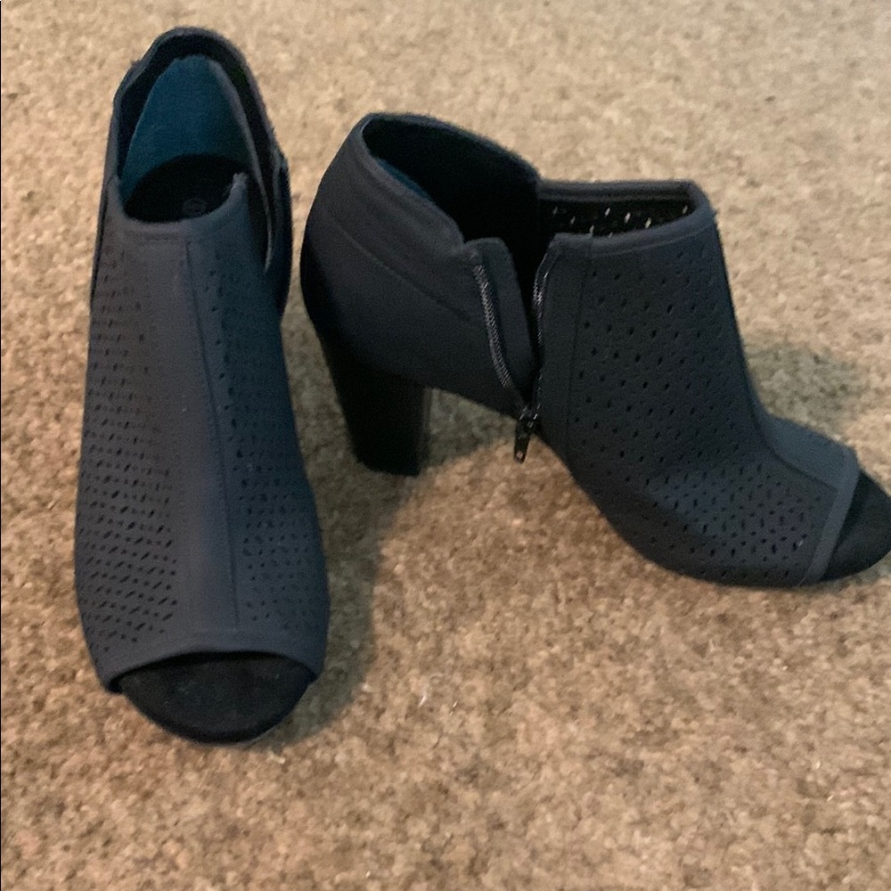 Giani Bernini Blue Heeled Boots with Sophisticated Design